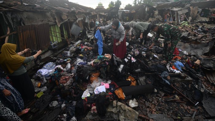 Dua pedagang berpelukan saat melihat kondisi pasar yang habis terbakar di Pasar Karanggede, Boyolali, Jawa Tengah, Senin (4/11/2024). Kebakaran yang terjadi pada Minggu (3/11/2024) malam itu menghanguskan sejumlah los dan kios milik pedagang, sementara penyebab kebakaran masih dalam penyelidikan pihak terkait. ANTARA FOTO/Aloysius Jarot Nugroho/rwa.