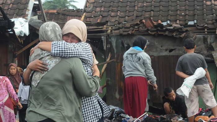 Pascakebakaran Pasar Karanggede di Boyolali Dua pedagang berpelukan saat melihat kondisi pasar yang habis terbakar di Pasar Karanggede, Boyolali, Jawa Tengah, Senin (4/11/2024). Kebakaran yang terjadi pada Minggu (3/11/2024) malam itu menghanguskan sejumlah los dan kios milik pedagang, sementara penyebab kebakaran masih dalam penyelidikan pihak terkait. ANTARA FOTO/Aloysius Jarot Nugroho/rwa.
