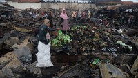 Sejumlah pedagang mencari barang dagangan yang masih terselamatkan usai terjadi kebakaran di Pasar Karanggede, Boyolali, Jawa Tengah, Senin (4/11/2024).  