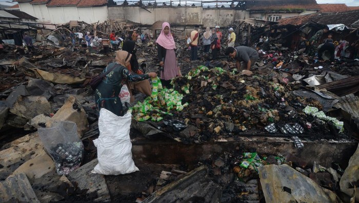 Pascakebakaran Pasar Karanggede di Boyolali Dua pedagang berpelukan saat melihat kondisi pasar yang habis terbakar di Pasar Karanggede, Boyolali, Jawa Tengah, Senin (4/11/2024). Kebakaran yang terjadi pada Minggu (3/11/2024) malam itu menghanguskan sejumlah los dan kios milik pedagang, sementara penyebab kebakaran masih dalam penyelidikan pihak terkait. ANTARA FOTO/Aloysius Jarot Nugroho/rwa.