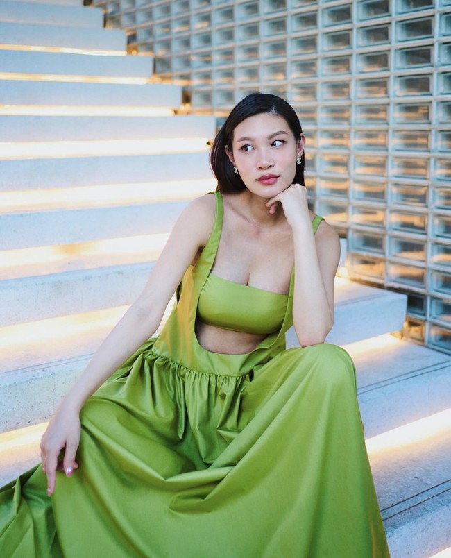 Mengenakan setelan crop top kemben dan dress panjang berwarna hijau, pesona model Patgouw tampak begitu terpancar. Dari pakaian yang dikenakannya terlihat jika kini tubuhnya sudah kembali langsing dengan lengan yang juga kecil. Foto: Instagram/@patriciagouw
