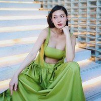 Mengenakan setelan crop top kemben dan dress panjang berwarna hijau, pesona model Patgouw tampak begitu terpancar. Dari pakaian yang dikenakannya terlihat jika kini tubuhnya sudah kembali langsing dengan lengan yang juga kecil. Foto: Instagram/@patriciagouw