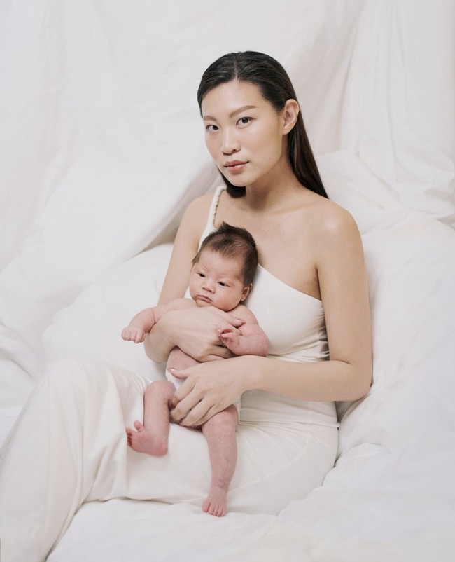 Setelah melahirkan Patgouw juga tampak sudah menjalani pemotretan bersama putri kecilnya, baby Zoe. Mengenakan dress panjang putih one shoulder, Patgouw tampil memesona. Foto: Instagram/@patriciagouw