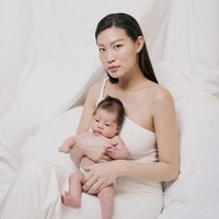 Setelah melahirkan Patgouw juga tampak sudah menjalani pemotretan bersama putri kecilnya, baby Zoe. Mengenakan dress panjang putih one shoulder, Patgouw tampil memesona. Foto: Instagram/@patriciagouw