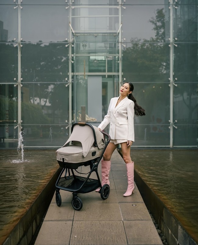 Di salah satu unggahan terbarunya Patgouw membagikan potret dirinya sambil mendorong stroller. Pancarkan pesona model, wanita 33 tahun itu tampil dengan setelan blazer pendek dan sepasang boots pink. Foto: Instagram/@patriciagouw