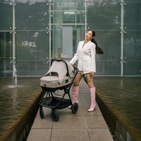 Di salah satu unggahan terbarunya Patgouw membagikan potret dirinya sambil mendorong stroller. Pancarkan pesona model, wanita 33 tahun itu tampil dengan setelan blazer pendek dan sepasang boots pink. Foto: Instagram/@patriciagouw