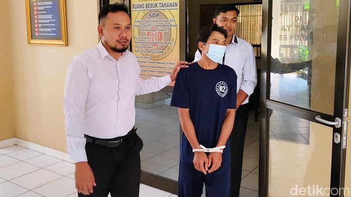 Maniyo, pelaku yang membunuh mertuanya sendiri, Ali Suparman (70), saat digelandang di Mapolres Purworejo. Foto diunggah Senin (4/11/2024).