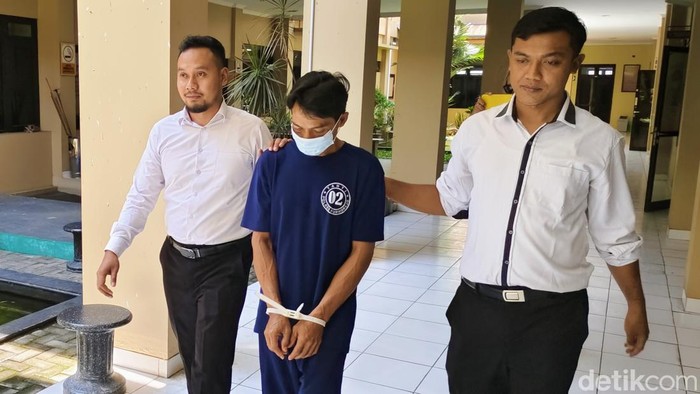 Maniyo, pelaku yang membunuh mertuanya sendiri, Ali Suparman (70), saat digelandang di Mapolres Purworejo. Foto diunggah Senin (4/11/2024).