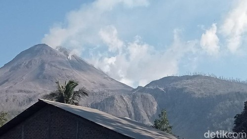 Penampakan Gunung Lewotobi Laki-laki, Flores Timur, NTT, setelah erupsi, Senin (4/11/2024).
