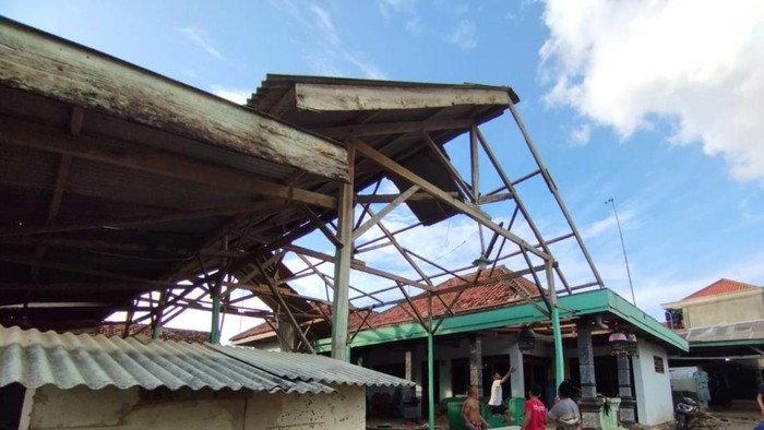 Penampakan rumah warga di Pamekasan setelah diterjang angin kencang