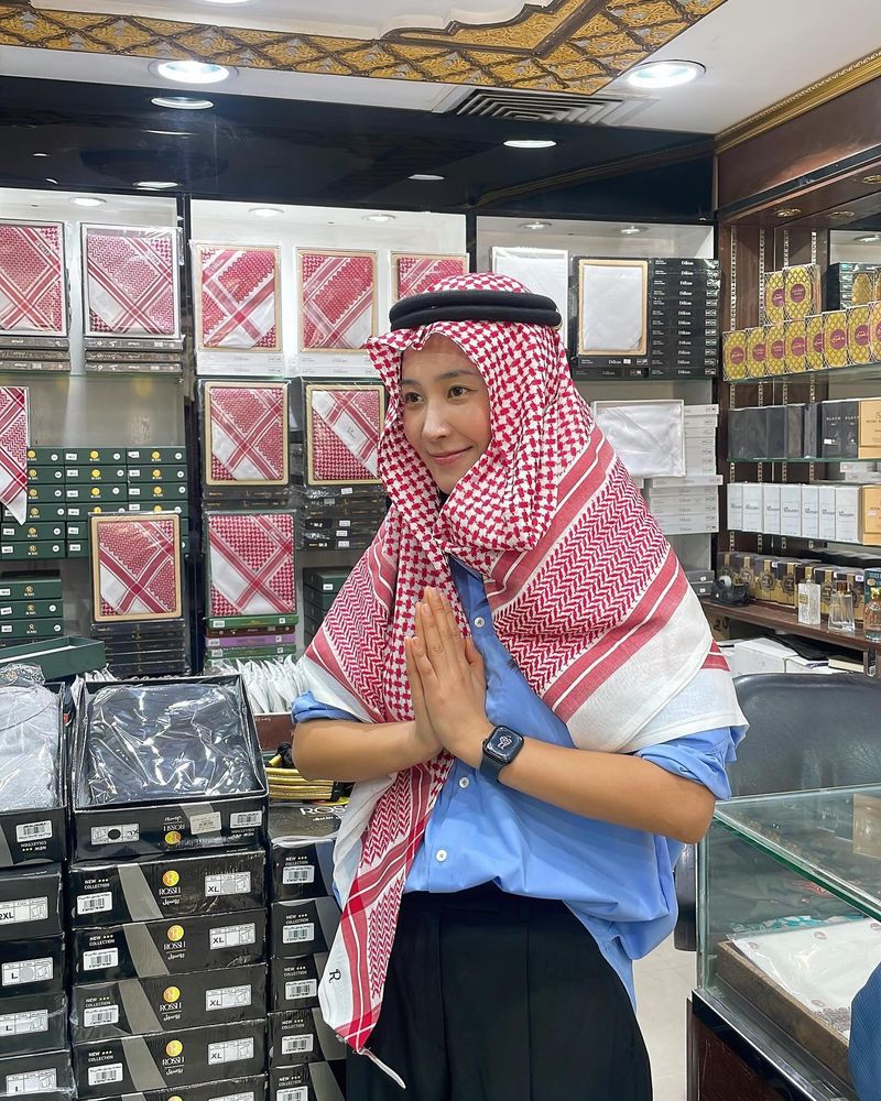 Penampilan Yuri SNSD berhijab di Arab Saudi Penampilan Yuri SNSD berhijab di Arab Saudi