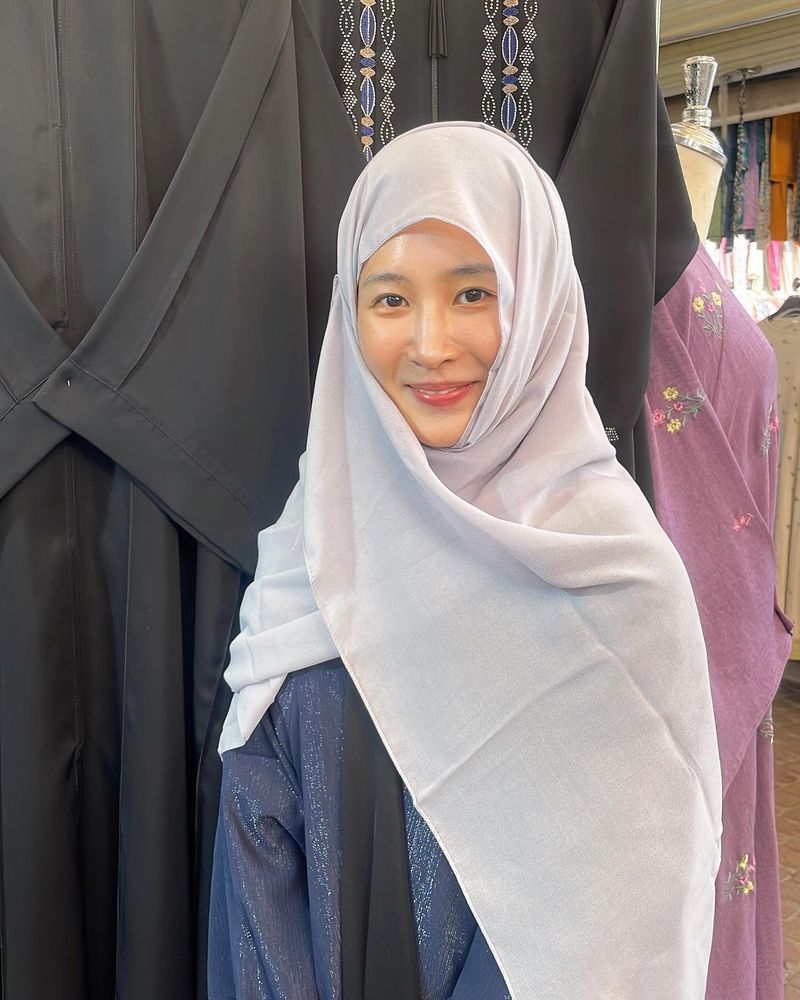 Penampilan Yuri SNSD berhijab di Arab Saudi Penampilan Yuri SNSD berhijab di Arab Saudi