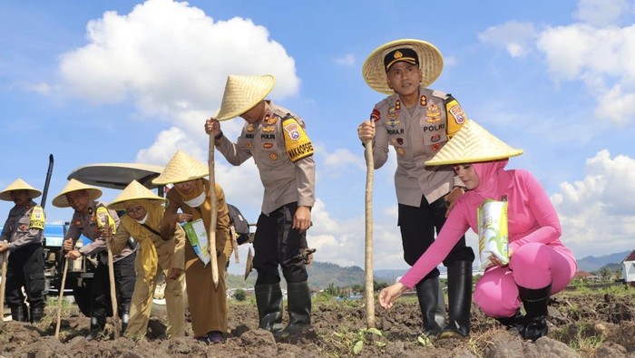 Penanaman benih jagung di lahan kosong milik Polres Trenggalek