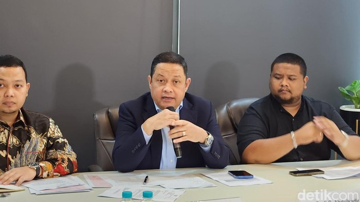 Pengacara Tom Lembong, Ari Yusuf Amir, dalam jumpa pers di Kuningan, Jaksel.
