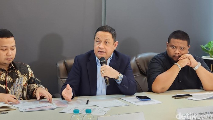 Pengacara Tom Lembong, Ari Yusuf Amir, dalam jumpa pers di Kuningan, Jaksel.