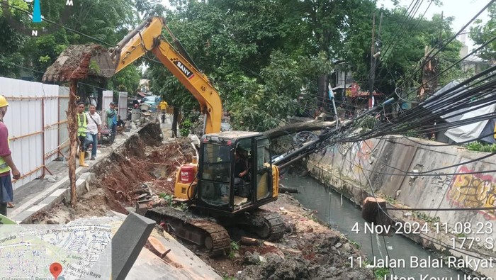 Peristiwa longor terjadi di pinggiran turap Kali Utan Kayu di Matraman, Jakarta Timur (Jaktim). Peristiwa ini dipicu oleh hujan lebat. (Foto: Dok. Istimewa)