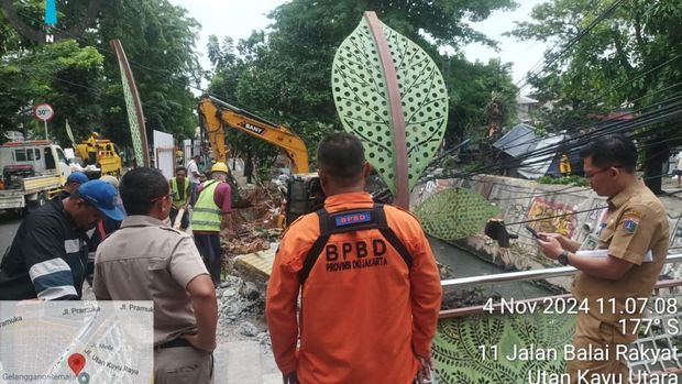 Peristiwa longor terjadi di pinggiran turap Kali Utan Kayu di Matraman, Jakarta Timur (Jaktim). Peristiwa ini dipicu oleh hujan lebat. (Foto: Dok. Istimewa)