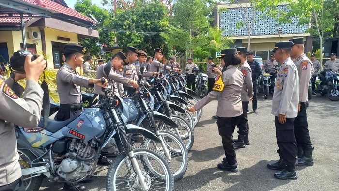 Personel Polres Sampang diterjunkan amankan debat Pilbup Sampang perdana di Surabaya