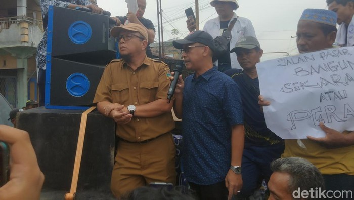 Perwakilan UPTD PUPR Provinsi saat menjawab aksi warga soal jalan rusak saat demo warga dengan blokir jalan.