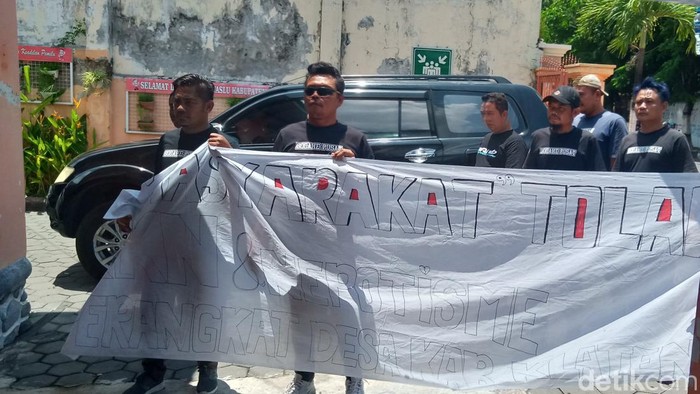 Momen warga membawa spanduk saat mengadukan dugaan kadus Desa Mlese ke Bawaslu Klaten, Senin (4/11/2024).