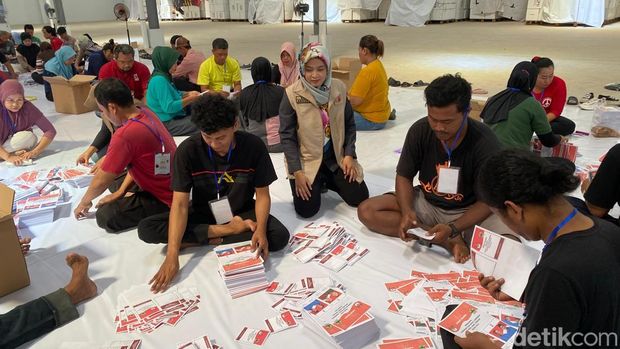 Suasana sortir lipat di gudang KPU Kota Semarang, Kecamatan Gunung Pati, Kota Semarang, Senin (4/11/2024).