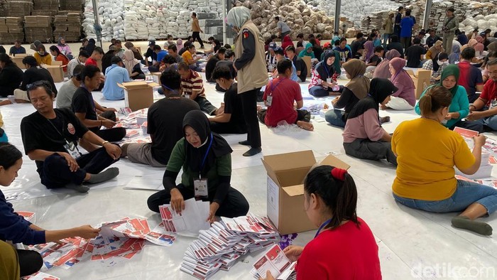 Suasana sortir lipat di gudang KPU Kota Semarang, Kecamatan Gunung Pati, Kota Semarang, Senin (4/11/2024).