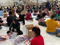 Ibu-ibu Sortir-Lipat Surat Suara di KPU Semarang: Enak, Ada Penghasilan