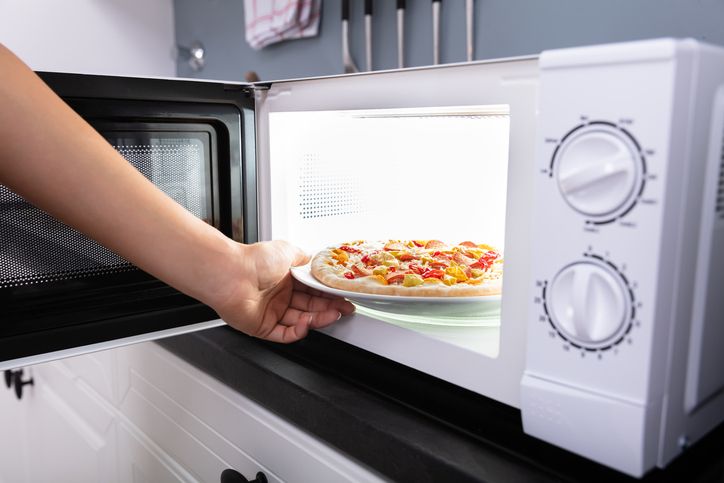 cara menghangatkan pizza