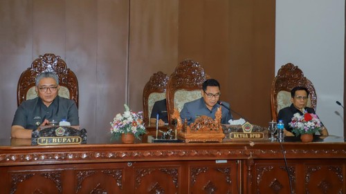 Pj Bupati Gianyar I Dewa Tagel Wirasa saat menanggapi pandangan umum fraksi-fraksi DPRD dalam Sidang Paripurna di kantor DPRD Gianyar, Senin (4/11/2024). (Foto: Dok. Pemkab Gianyar)