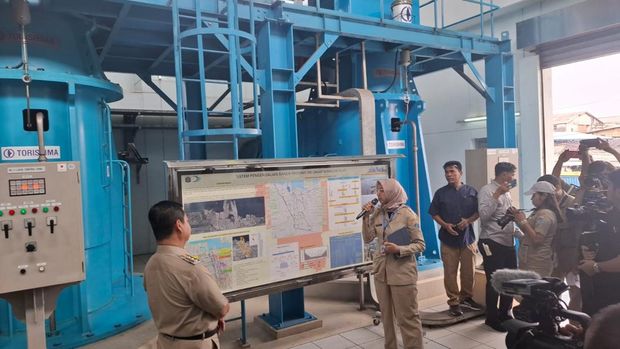 Pj Gubernur DKI Jakarta Teguh Setyabudi meninjau Stasiun Rumah Pompa Waduk Pluit, Jakarta Utara
