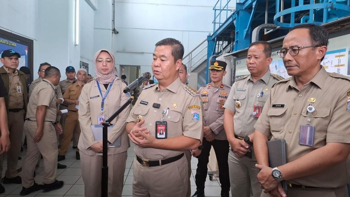 Pj Gubernur DKI Jakarta Teguh Setyabudi meninjau Stasiun Rumah Pompa Waduk Pluit, Jakarta Utara
