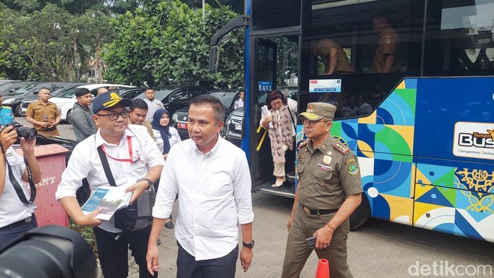 Pj Gubernur Jawa Barat Bet Machmudin Jajal BRT Bandung Raya ke Padalarang