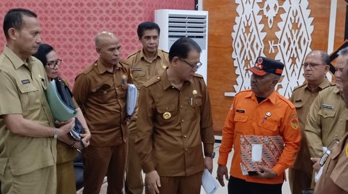 Pj Gubernur NTT, Andriko Noto Susanto saat menerima laporan terkini dari Kalak BPBD NTT, Cornelis Wadu, Senin (4/11/2024).