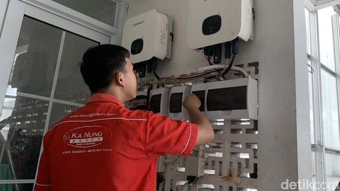 UMKM Ka Nung Bogor gunakan PLTS atap untuk mendukung produksi frozen food. Langkah ini bantu tekan biaya operasional dan dukung transisi energi.