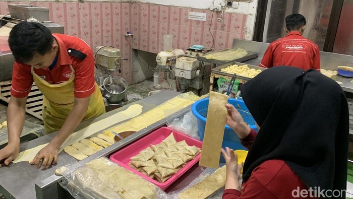 UMKM Ka Nung Bogor gunakan PLTS atap untuk mendukung produksi frozen food. Langkah ini bantu tekan biaya operasional dan dukung transisi energi.