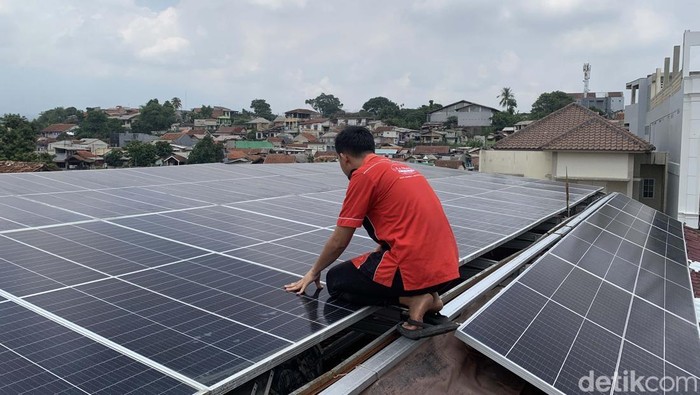 PLTS Atap Solusi Hemat dan Ramah Lingkungan bagi UMKM UMKM Ka Nung Bogor gunakan PLTS atap untuk mendukung produksi frozen food. Langkah ini bantu tekan biaya operasional dan dukung transisi energi.