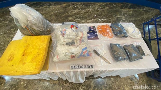 Polisi menghadirkan pisau jagal hingga gerobak saksi bisu pembunuhan wanita di Muara Baru, Jakut.