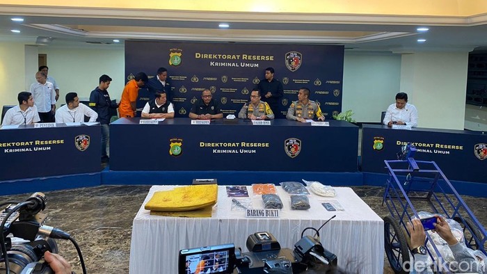 Polisi menghadirkan pisau jagal hingga gerobak saksi bisu pembunuhan wanita di Muara Baru, Jakut.