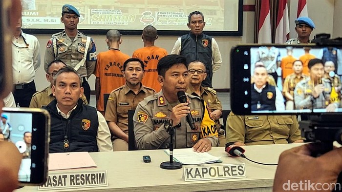 Polisi saat memberikan keterangan terkait status tersangka Gunawan Sadbor di Sukabumi.