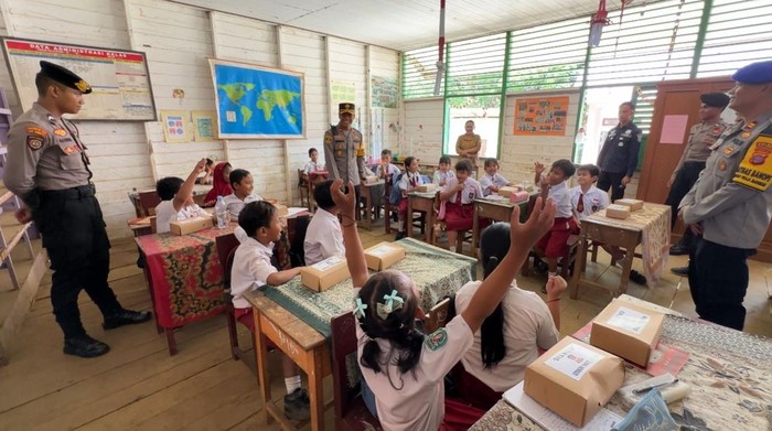 Polres Kubar saat menggelar program makan siang bergizi gratis di sekolah SDN 003 Sekolaq Darat.