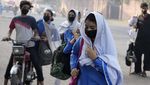 Polusi Udara Pakistan Mengerikan, Siswa-Guru Wajib Pakai Masker
