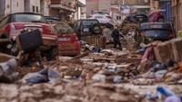 Para ahli meteorologi menyebut peristiwa ini sebagai salah satu bencana alam terburuk dalam sejarah manusia. Fenomena cuaca aneh yang dikenal sebagai DANA, menyebabkan banjir bandang dahsyat di Valencia, Spanyol. Depresión Aislada en Niveles Altos (DANA) adalah versi intensifikasi dari apa yang dikenal sebagai cold drop atau tetesan dingin, yang terjadi ketika massa udara hangat bertabrakan dengan massa udara dingin yang stagnan pada ketinggian sekitar 9.000 meter. AP/Manu Fernandez