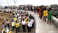 Proyek yang ditinjau AHY ini digadang-gadang sebagai cikal bakal Tanggul Laut Raksasa atau Giant Sea Wall DKI Jakarta.   