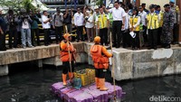 AHY menyapa dan berdialog dengan petugas kebersihan di kawasan tanggul laut Jakarta.  