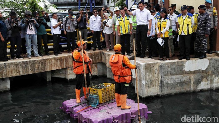 Menteri Koordinator Bidang Infrastruktur dan Pembangunan Kewilayahan Agus Harimurti Yudhoyono (AHY) meninjau proyek National Capital Integrated Coastal Development (NCICD) atau tanggul laut di kawasan Kalibaru, Jakarta Utara, Senin (4/11/2024).