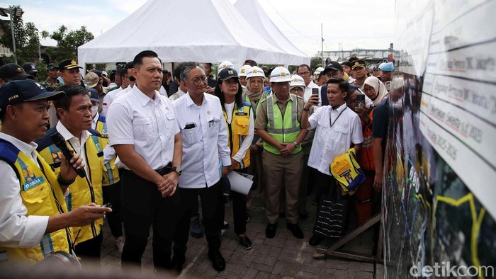 Menteri Koordinator Bidang Infrastruktur dan Pembangunan Kewilayahan Agus Harimurti Yudhoyono (AHY) meninjau proyek National Capital Integrated Coastal Development (NCICD) atau tanggul laut di kawasan Kalibaru, Jakarta Utara, Senin (4/11/2024).