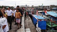 Di Kalibaru, tanggul laut masuk bagian infrastruktur pembangunan terpadu pesisir Ibu Kota Negara Kalibaru-Cilincing. Proyek tanggul pantai sepanjang 4,11 km ini dibangun pada 2015-2023 dengan biaya Rp 1,16 triliun.  