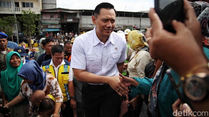 Menteri Koordinator Bidang Infrastruktur dan Pembangunan Kewilayahan Agus Harimurti Yudhoyono (AHY) meninjau proyek National Capital Integrated Coastal Development (NCICD) atau tanggul laut di kawasan Kalibaru, Jakarta Utara, Senin (4/11/2024).