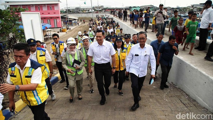 Potret AHY Tinjau Tanggul Laut Jakarta Menteri Koordinator Bidang Infrastruktur dan Pembangunan Kewilayahan Agus Harimurti Yudhoyono (AHY) meninjau proyek National Capital Integrated Coastal Development (NCICD) atau tanggul laut di kawasan Kalibaru, Jakarta Utara, Senin (4/11/2024).