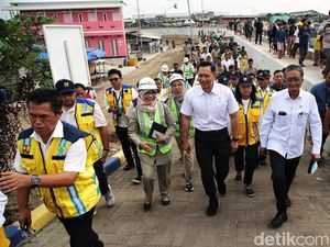 Potret AHY Tinjau Tanggul Laut Jakarta